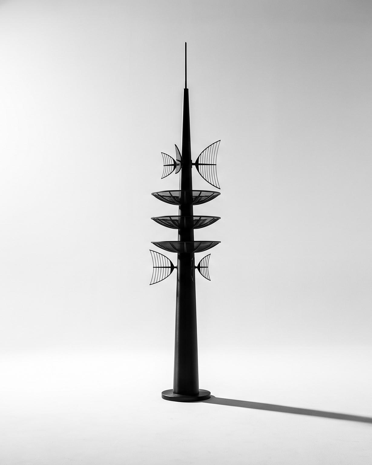 Monochrome skulpturale Sendemast-Form: mattschwarzer Präzisionsmast mit Parabolelementen auf hellem Studiogrund